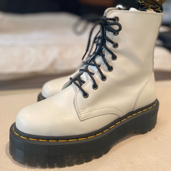 Dr. Martens Shoes - DR MARTENS